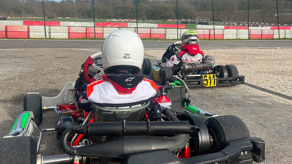 Le pilote Elias Eggert au volant de son kart