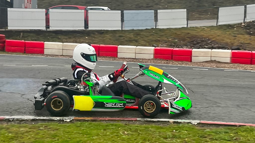 Scène dynamique d’Elias Eggert pilotant son kart en pleine vitesse.