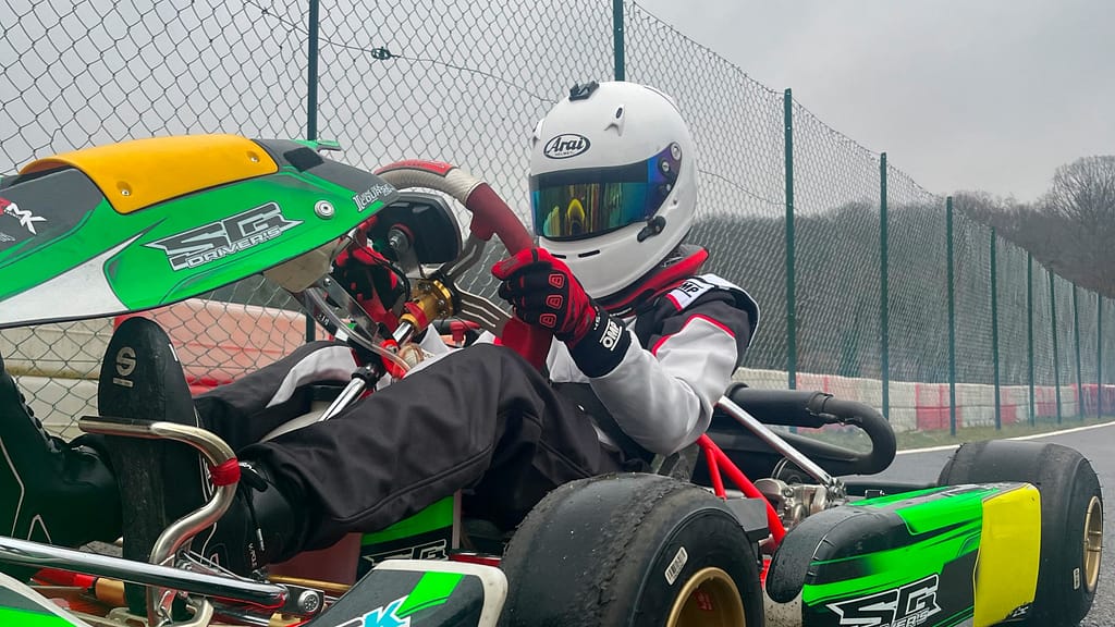Elias Eggert sur la piste de karting.