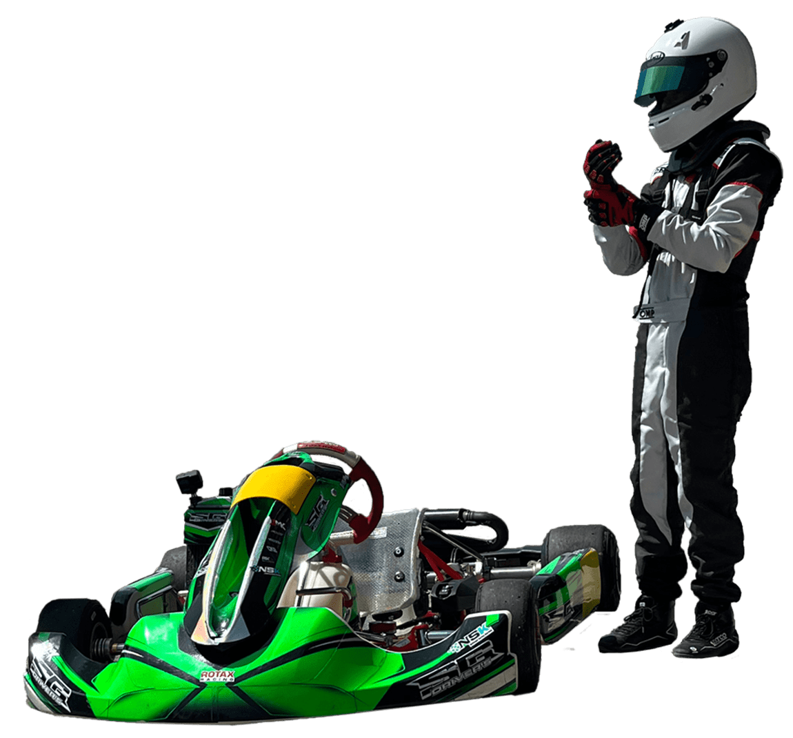 Le pilote Elias Eggert avec son kart après la course