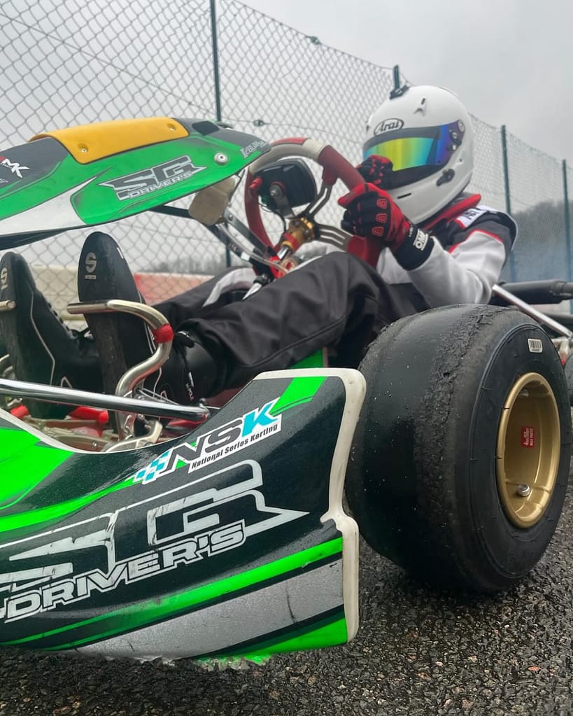 Elias Eggert, jeune talent du karting, montant sur le podium.