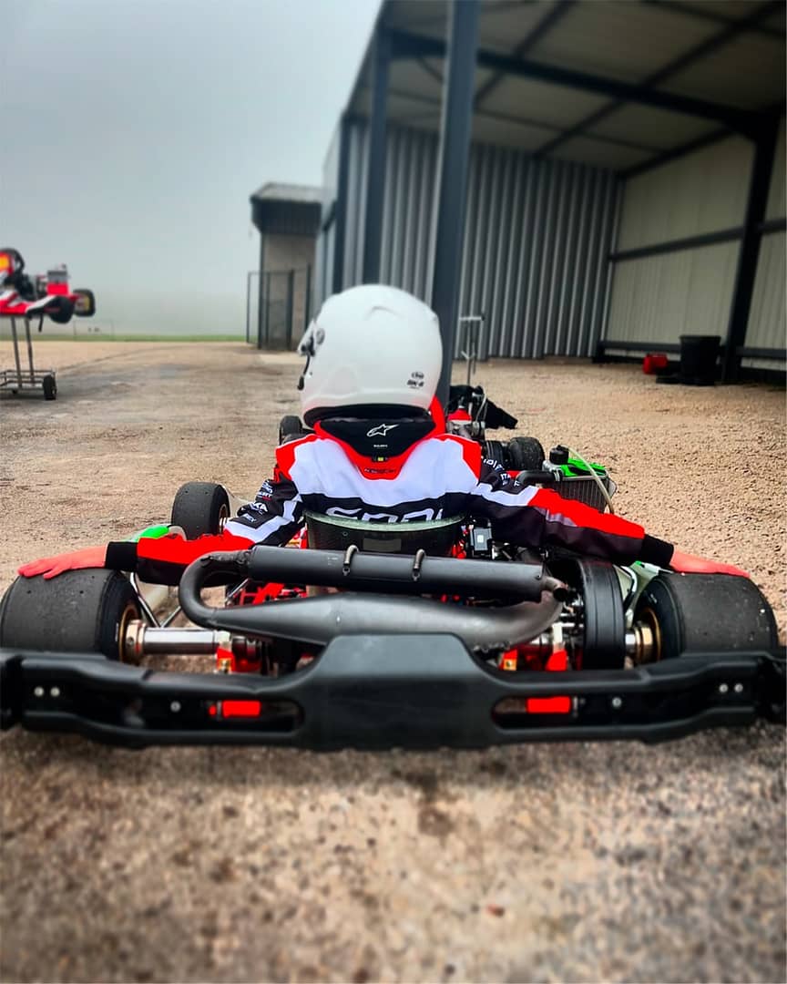 Elias Eggert installé dans son kart juste avant le départ